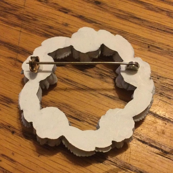 Black and white rose circle pin - Picture 2 of 2